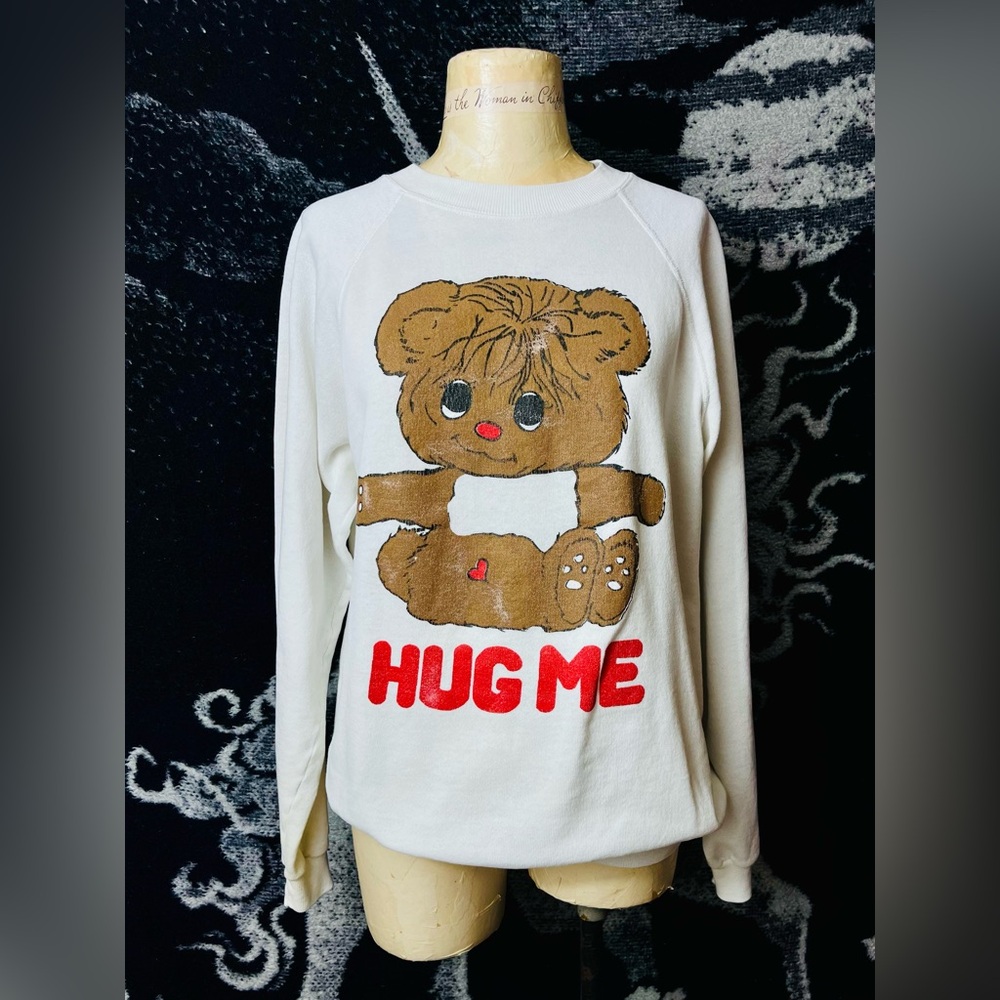 LAST CHANCE 🌈 VTG 1990s ‘Hug Me’ Teddy Bear Graphic Sweatshirt